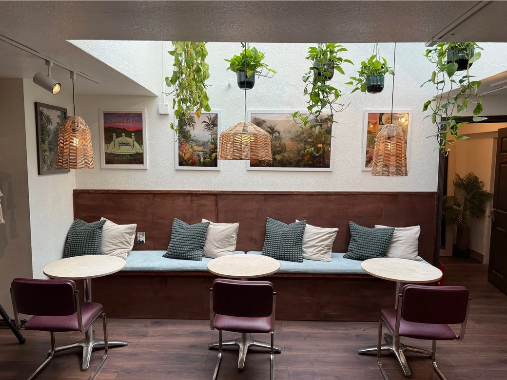 Amicibar-Inside-Seating